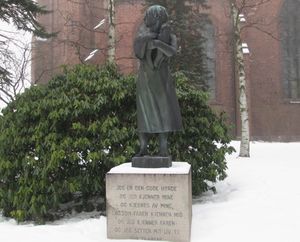 Vestre Aker kirke Oslo statue Den gode hyrde.jpg