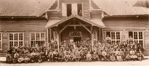 Arbeiderne samlet utenfor vestre bergstue ca.1905. Klikk på bildet for stor utgave.
