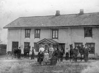 129. Vestre Nitteberg (Skedsmo). Familie, tjenestefolk og hester.jpg