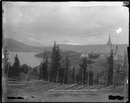 Kirkestedet med Slidredomen sett fra sør. Foto: Marthinius Skøien/Nasjonalbiblioteket (1880-1910).