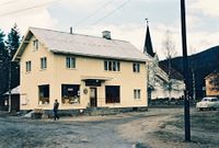 Veum Handelslag. Truleg i 1957. Utvendig kledd og med "store glas". Foto: Lars Veum
