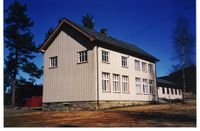 Veum skulehus er bygd 1910. Nedlagd som skule 1997 og vart rive 31. mai 2011.