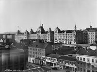 Victoria terrasse med den gamle bebyggelsen i Munkedamsveien i forkant. Foto: Anders Beer Wilse/Oslo Museum (februar 1932).