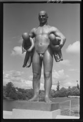 Skulptur i Vigelandsanlegget. Foto: Ukjent / Nasjonalbiblioteket