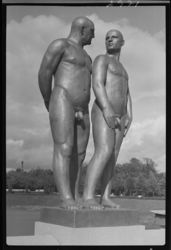 Skulptur i Vigelandsanlegget. Foto: Ukjent / Nasjonalbiblioteket