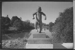 «Sinnataggen» i Vigelandsanlegget. Foto: Ukjent / Nasjonalbiblioteket