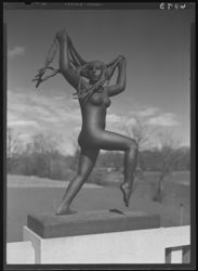 Skulptur i Vigelandsanlegget. Foto: Ukjent / Nasjonalbiblioteket (1949).