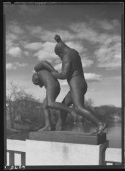 Skulptur i Vigelandsanlegget. Foto: Ukjent / Nasjonalbiblioteket (1949).