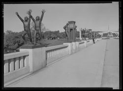 Brua over Frognerdammen i Vigelandsanlegget. Foto: Ukjent / Nasjonalbiblioteket (1949).
