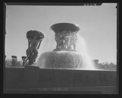 Fontenen i Vigelandsanlegget. Foto: Ukjent / Nasjonalbiblioteket (1949).