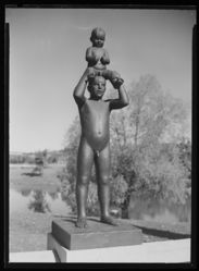 Skulptur i Vigelandsanlegget. Foto: Ukjent / Nasjonalbiblioteket