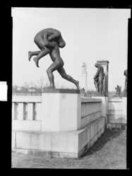 Skulptur i Vigelandsanlegget. Foto: Ukjent / Nasjonalbiblioteket (1949).