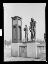 Skulptur i Vigelandsanlegget. Foto: Ukjent / Nasjonalbiblioteket (1949).