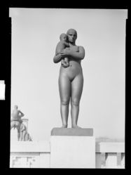 Skulptur i Vigelandsanlegget. Foto: Ukjent / Nasjonalbiblioteket (1949).