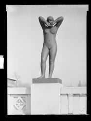 Skulptur i Vigelandsanlegget. Foto: Ukjent / Nasjonalbiblioteket (1949).