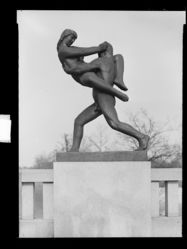 Skulptur i Vigelandsanlegget. Foto: Ukjent / Nasjonalbiblioteket (1949).