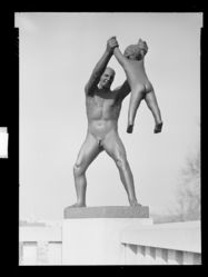 Skulptur i Vigelandsanlegget. Foto: Ukjent / Nasjonalbiblioteket (1949).
