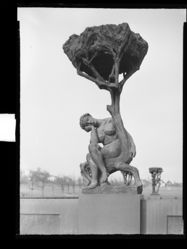 Treskulptur ved fontenen i Vigelandsanlegget. Foto: Ukjent / Nasjonalbiblioteket (1949).
