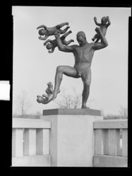 Skulptur i Vigelandsanlegget. Foto: Ukjent / Nasjonalbiblioteket (1949).