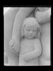 Detalj av skulptur i Vigelandsanlegget. Foto: Ukjent / Nasjonalbiblioteket (1949).