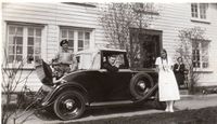 Vigmostad prestegard 1932. Erling med sin Opel P6 cabriolet