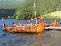 Vikingskip ved kai i Bjørkedalsvatnet