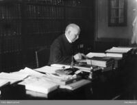 Vilhelm Haffner ved arbeidsbordet i Stortinget. Foto: Oslo Museumca. 1920