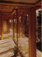 Utsikt fra stua mot hagen og søylegang. Foto: Terje Forseth/Norsk Folkemuseum (1986).