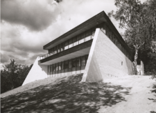 Villa Weidemann, Haakon den godes vei 9a på Vinderen (1959–1960), sammen med Jan Inge Hovig. Foto: Christian Norberg-Schulz/Nasjonalmuseet (1959–1960).