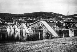 Vingnesbrua i Lillehammer ble sprengt 22. april 1940 av norske ingeniørsoldater. Brua var bygd etter «cantileverprinsippet», dvs at det ene spennet hviler på det neste. Ved bare én sprengning falt alle spenn under ett. Foto: Olav Tjønneland (1940).