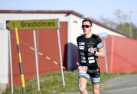 Vinneren av bedriftsidrettsløpet Gressholman rundt 2019 ble Magnus Vesterheim, som her passerer et av de mange eksempler på feil-betegnelser på Grasholman i Harstad kommune.