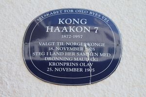 Vippetangkaia blå plakett Haakon VII.JPG
