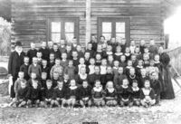 Vogellund skole ca 1893. Første rekke fra venstre: Einar Haugen, Gabriell Arnesen Nedre Bruset, ?, ?, ?, ?, Marie Iversen Fagerli, ?, Gyda Johansen, Helene Halvorsen, ?. Andre rekke: ?, Harald Berger, ?, ?, Peder Dalen, Tilla Hansen, ?, Sigrid Hansen, ?, Maren Arnesen Nedre Bruset, Hilda Østensen, ?. Tredje rekke: Ludvig Iversen, ?, Kristian Larsen, Paul Ravnsborg Arnesen, ?, ?, Anna Simensen, Lina Johansen. Fjerde rekke: ?, ?, Sigurd Solstad, Berger Bergersen, Marie Fagerli, ?, Hariet Østensen, Karen Devik, ?, Oluffine Norli. Femte rekke: ?, ?, Herman Jensen Haugen, ?, ?, Signe Olsen Fjeldhaug, ?, Helene Gundersen, Jørga Wøyen Dalen, Elna Wøien Dalen. Bakerste rekke: Halvard Østensen Næss, Otto Ravnsborg Arnesen, Vilhelm Svendsen Solstad, ?, ?, Helga Devik, ?, Helene Iversen Nordli, Tea Ekli, Anna Ravnsborg Arnesen, Karoline Arnesen Nedre Bruset, Hanna Solstad. Lærerne er Thorvald Olsen og Anna Ravnsborg.