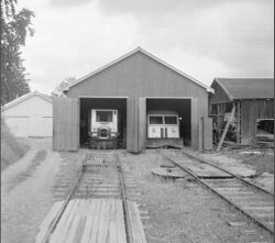 «Jomfrua» og «Padda» i vognhallen på Solbergfoss. Foto: Carl Frederik Thorsager/Museene i Akershus (1967).