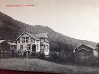 Her ser vi Vollane med butikkdør til venstre og bedehuset Betanien til høgre.