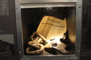 Voorbode ankerkjetting og skipsdel.JPG