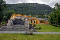 Brynjulf Bergslien sitt monument ligg i prestegardsparken. Foto: Leif-Harald Ruud (2024).