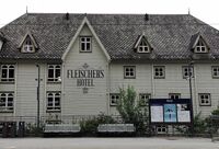 Fleischer's Hotel ligger fortsatt ved perrongen. Foto: Trond Nygård (2021).