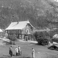 Vråliosen Turisthotell med turistar. Ukjent år og fotograf.