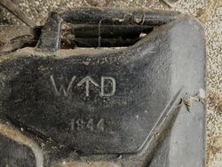 Tysk bensinkanne fra andre verdenskrig. Kjeller. Merket "W - D 1944 20 l"