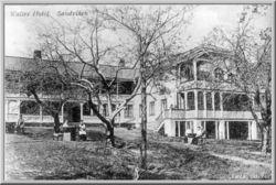 Walles Hotel sett fra hagen, daværende Drammensveien (nå Sandviksveien) går bak bygningen. Bygningen brant i 1919 og ble deretter Rådhusparken som er ved siden av rådhuset. Foto: Bærum bibliotek (1900).