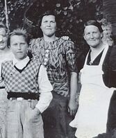 Westlie - Øvre Lokattbakken 1937. Maren, Olava, Modolf.