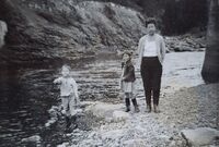 Westlie, Hjellum - ved Bringbu, Åsta - 1964. Elida, Arne, Ingrid. Foto: Annar Westlie