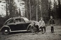Westlie, Hjellum - Letjenna, Elverum - 1964. Arne, Elida, Ingrid. Foto: Annar Westlie