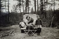 Westlie, Hjellum - Letjenna, Elverum - 1964. Elida, Arne, Ingrid. Foto: Annar Westlie