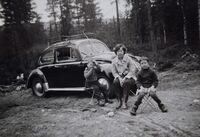 Westlie, Hjellum - Letjenna, Elverum 1964. Arne, Elida, Ingrid. Foto: Annar Westlie