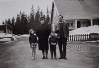 Westlie, Hjellum - ved Gåsbu - 1965. Ingrid, Elida, Modolf, Arne. Foto: Annar Westlie