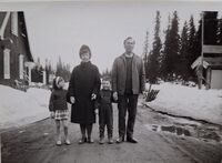 Westlie, Hjellum - ved Gåsbu - 1965. Ingrid, Elida, Arne, Modolf. Foto: Annar Westlie
