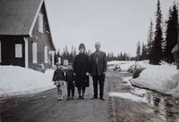 Westlie, Hjellum - ved Gåsbu - 1965. Ingrid, Arne, Elida, Annar. Foto: Modolf Westli