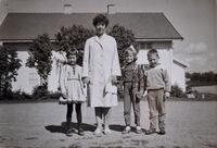 Westlie, Hjellum - Første dag på Ridabu skole 1966 for Ingrid Westlie og Anita Johannessen. Øvrige Elida og Arne. Foto: Annar Westlie